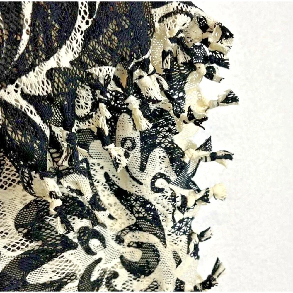 CHICO'S Travelers‎ Top Womens Size 1 Medium Curved Fringe Hem Black Floral - Picture 8 of 10